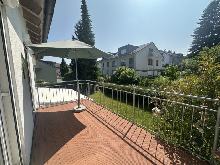 Sonnen Balkon mit Blick ins Grüne